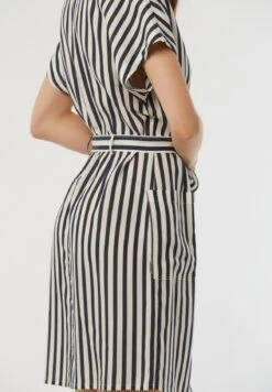 Lee Cooper Luzia - Robe Chemise - Marshmallow 12 Lee Cooper Luzia - Robe Chemise - Marshmallow -Lee Cooper Soldes b99319cc69ed4b7fb08e1a8bb58f98f0